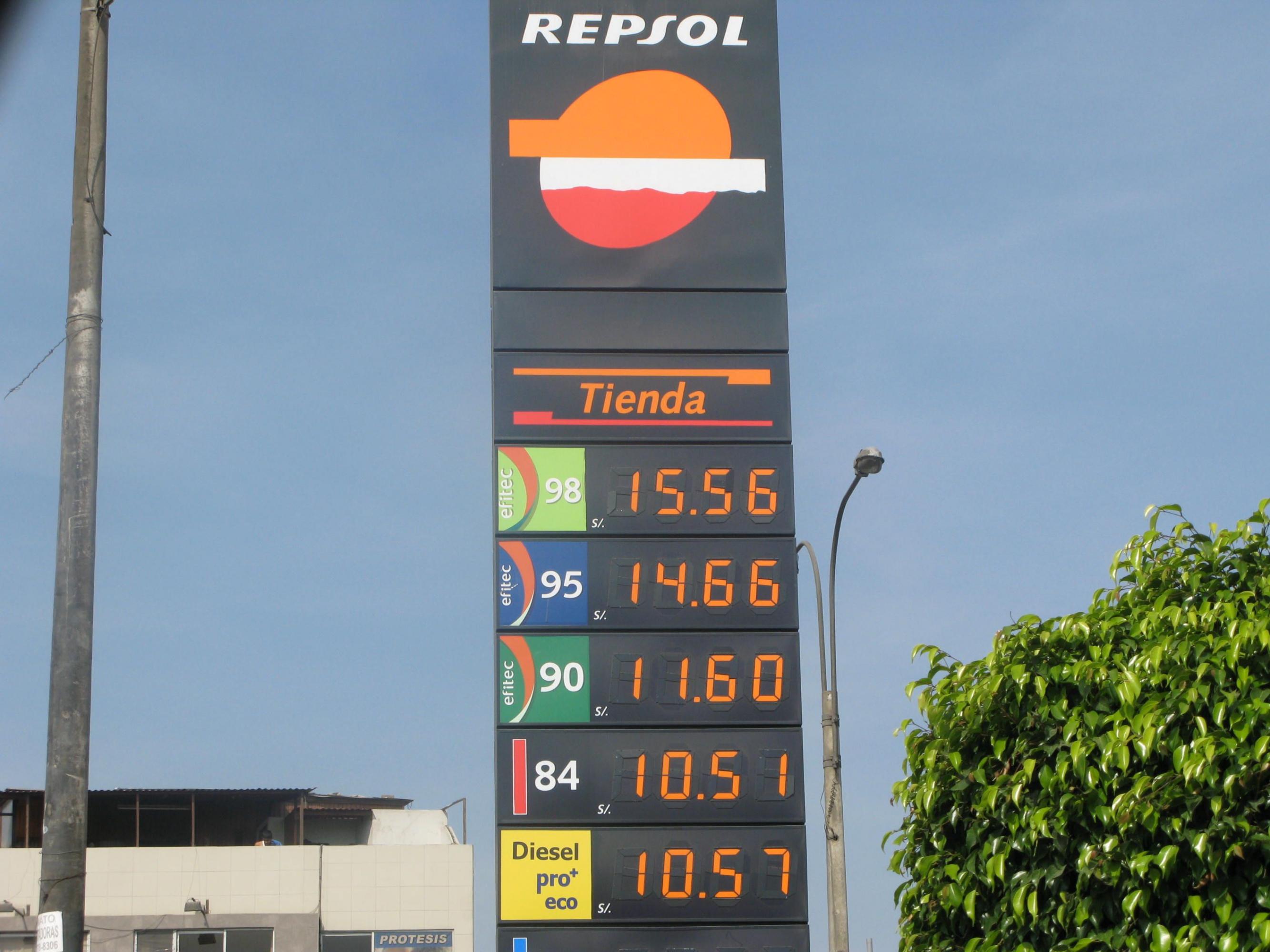Según Opecu, los precios de combustibles de referencia internacional están “en caída libre” desde quincena de octubre, pero las rebajas en el plano local vienen siendo parciales. (Foto: USI)