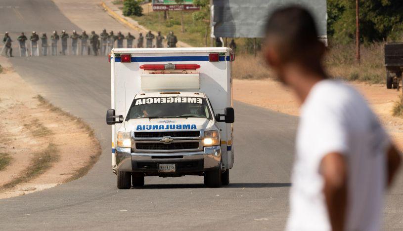 Cinco heridos de bala en los choques con las fuerzas de seguridad en esa localidad fueron trasladados en dos ambulancias desde Venezuela a Brasil. (Foto: EFE)