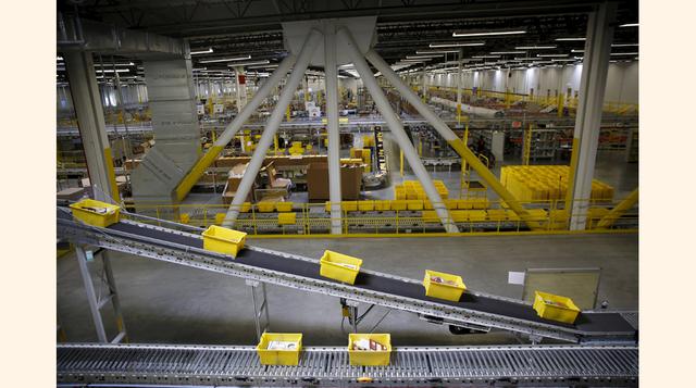 Los robots tienen un peso de 330 libras (alrededor de 149 kilos) y son capaces de cargar tres veces su peso, de acuerdo con información del sitio web de Kiva Systems. (Foto: Reuters)