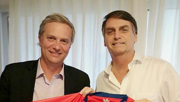 José Antonio Kast visitó a Jair Bolsonaro en el 2018, antes que el brasileño ganara las elecciones presidenciales y le llevó una camiseta de la selección chilena. FOTO TWITTER