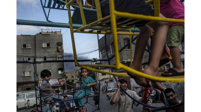 Niños palestinos juegan en medio de la guerra. (Foto AFP)