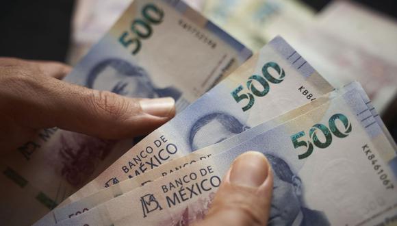Una persona cuenta billetes de 500 pesos en Axtla de Terrazas, México, el 2 de abril de 2023. Mauricio Palos/Bloomberg