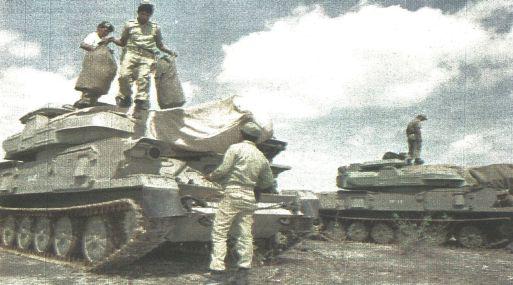 Tanques del ejército Peruano llegan a la frontera con Ecuador, cerca de la ciudad de Tumbes. La movilización de tropas fue intensa el día de ayer. (foto Reuter)