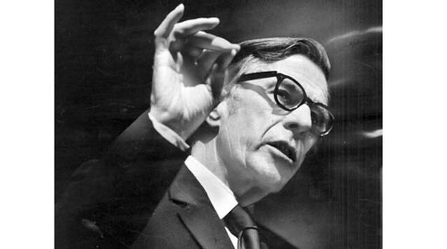 La política no es el arte de lo posible. Consiste en elegir entre lo desastroso y lo desagradable. J. K. Galbraith (1908–2006) economista canadiense.