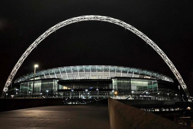 FOTO 8 | Wembley Stadium. Ubicado en Londres, Inglaterra, justo en el lugar en el cual se edificó el estadio original en el año 1923. El nuevo diseño es obra del arquitecto Norman Foster. Tiene capacidad para 90.000 espectadores. Aquí juega la selección de fútbol de Inglaterra y fue sede para los Juegos Olímpicos de Londres en el 2012.