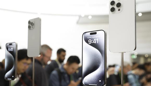 Apple lanzó el nuevo iPhone 15 al mercado, con el que espera seguir liderando diversos rankings a nivel mundial. (Foto: EFE/EPA/JOHN G .MABANGLO)