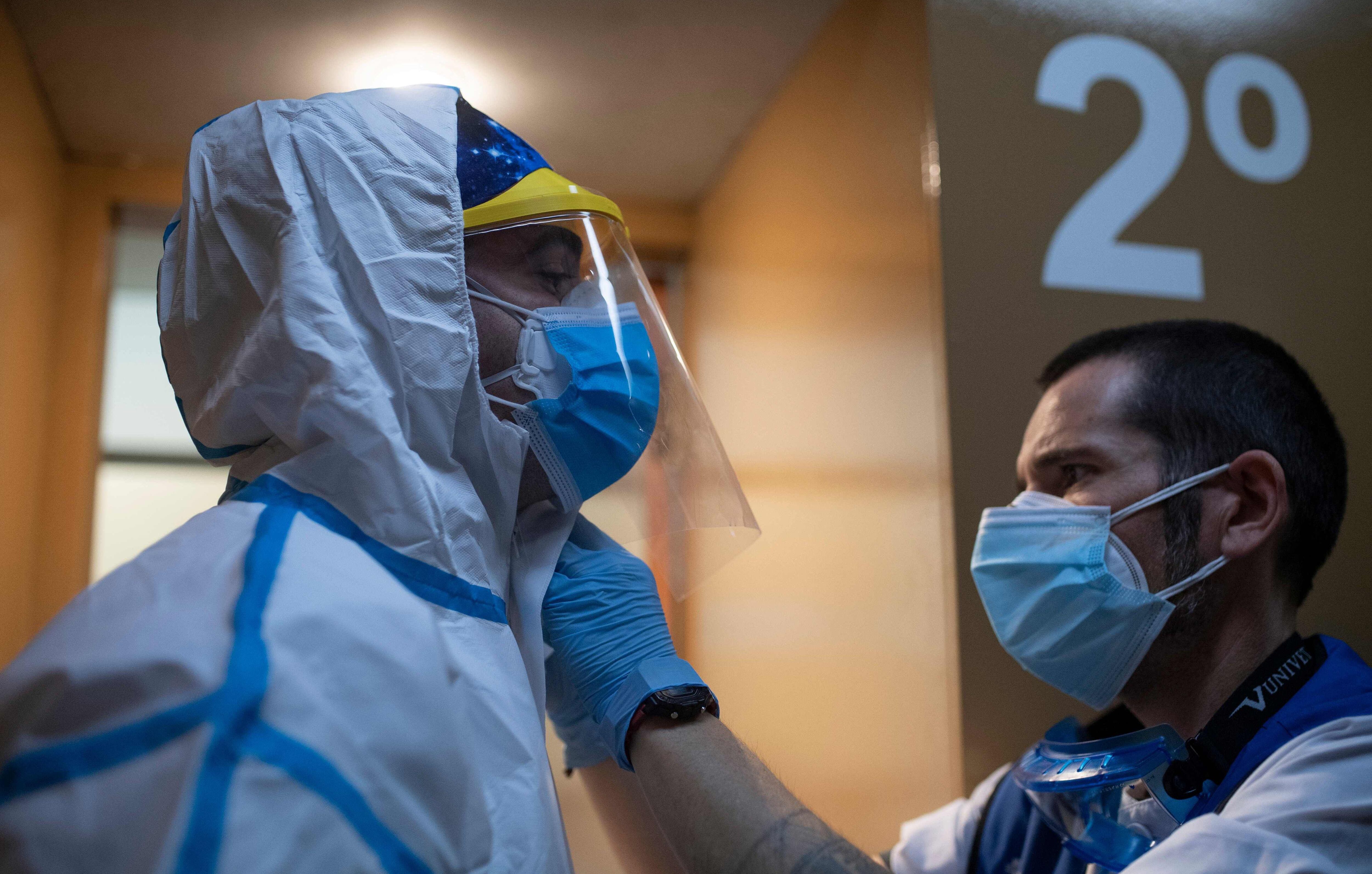 “Habrá una segunda ola, sólo se trata de conocer su magnitud. ¿Será una ola grande o una ola pequeña?”, se preguntó el jefe de la unidad de virus e inmunidad del Instituto Pasteur de Francia, Olivier Schwartz. (Foto: AFP / Josep LAGO).