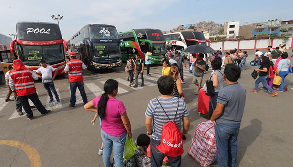 La venta de pasajes y la salida de buses interprovinciales hacia el centro de país en terminal de Yerbateros se desarrolla con normalidad luego de la suspensión aplicada la semana pasada debido a las lluvias extremas. (Foto: Andina)
