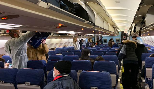Los ciudadanos franceses se instalan en un avión de evacuación que partirá desde Wuhan con destino al sureste de Francia. (AFP).