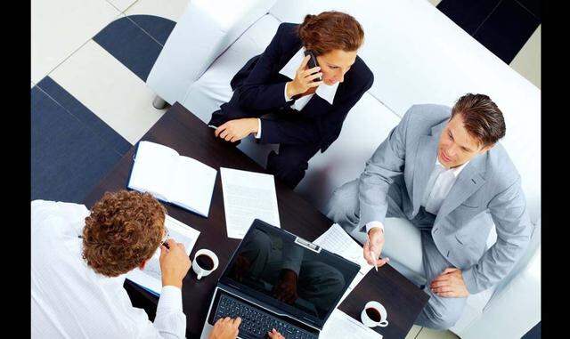 Foto 9 | Manténgase al día con las noticias. Al igual que cepillarse los dientes, adopte el hábito de mantenerse al día con las noticias. Suscríbase a un boletín diario o comprométase a leer regularmente las noticias de una fuente confiable. Las noticias nos hacen más consciente del mundo y las posibles oportunidades que existen.