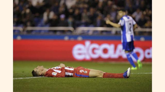 Fernando Torres ha quedado tendido en el cesped del estadio de Riazor. No ha podido colocar las manos para amortiguar el golpe en la cabeza.(foto:elpaís).