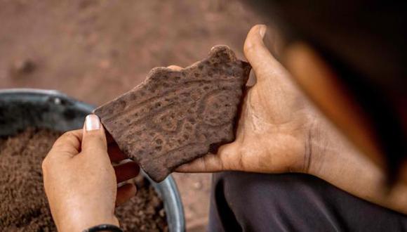 Los hallazgos incluyen vasijas, restos de cerámicas, piedras talladas, semillas carbonizadas y capas de suelo enriquecido. (Foto: AFP)
