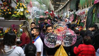 Personas hacen compras de último minuto en el mercado de Flores por el Día de la Madre 