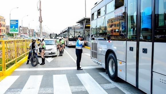 Vehículos particulares son sancionados por invadir la vía del Metropolitano. Foto: gob.pe