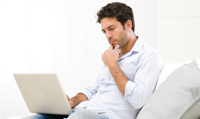 FOTO 6 | 6. No sueltas tus errores. Las personas emocionalmente inteligentes se alejan de sus errores, pero no los olvidan. Al mantenerlos a una distancia prudente pueden recordar las enseñanzas que dejaron para alcanzar el éxito futuro, pero no dejan que los detengan. Saben manejar muy bien la delgada línea entre recordar y revivir. Revivir demasiado los errores hace que te dé ansiedad y miedo de intentar cosas nuevas, mientras que olvidarlos por completo hace que los repitas. La clave del balance está en tu habilidad de transfromar los fracasos en lecciones que te ayuden a mejorar.