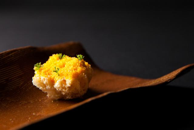 3. Galletas de tapioca y botarga en el restaurante DOM (Brasil). (Foto: The World's 50 Best Restaurants)