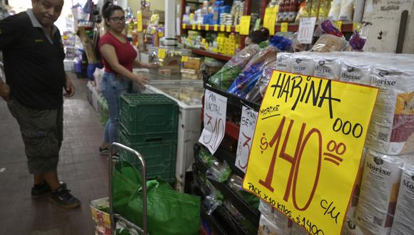 Harina de trigo a la venta en un puesto del Mercado Central de Buenos Aires, el 10 de febrero de 2023, antes del anuncio del índice mensual de inflación. (Foto por JUAN MABROMATA / AFP)