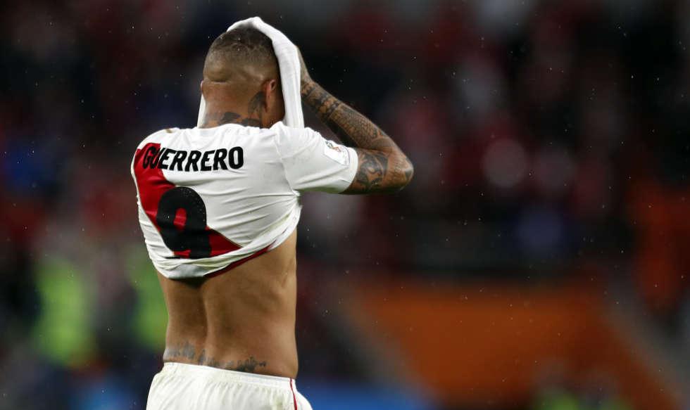 En el ocaso del partido, Guerrero tuvo un tiro libre ideal pero lo ejecutó débil a las manos del arquero. (Foto: AP)