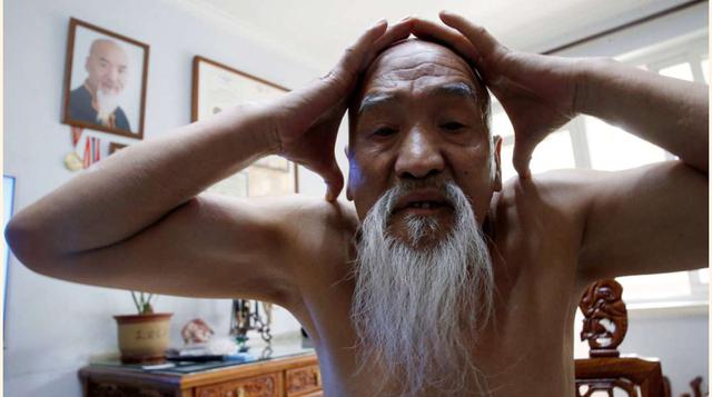 Li Liangui su barba de maestro en su casa. (foto:reuters).(Kim Kyung-Hoon)