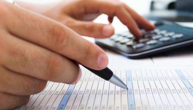 FOTO 1 | ANÁLISIS CON AUTOCRÍTICA. Es imprescindible saber dónde estamos, una labor que no siempre es asumible por el personal de la empresa, cuya visión puede estar viciada por la trayectoria o las expectativas. En la medida de lo posible es recomendable que la lectura de los números la realice un experto ajeno para determinar si hablamos de un problema estructural, conscientes de que cuanto antes asumamos la realidad, mayor margen de maniobra tendremos. De su resultado habrá que extraer conclusiones. Dos de las más importantes serán el reajuste de la expectativa de venta a la demanda del mercado, que implicará una reducción u optimización de la capacidad productiva, y la depuración de la operativa integral del negocio, identificando las áreas estratégicas y secundarias y buscando la optimización de recursos.