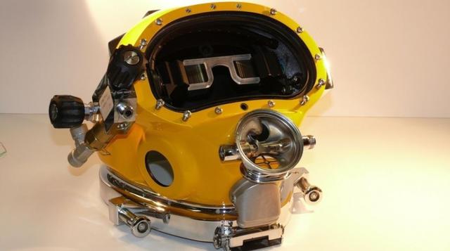 Gafas subacuáticas de realidad aumentada. Ingenieros de la Armada de EE.UU. han diseñado pantallas de visión aumentada para sus buzos. Esta nueva tecnología permite a los buzos comerciales y a los equipos de búsqueda y rescate completar tareas complejas c