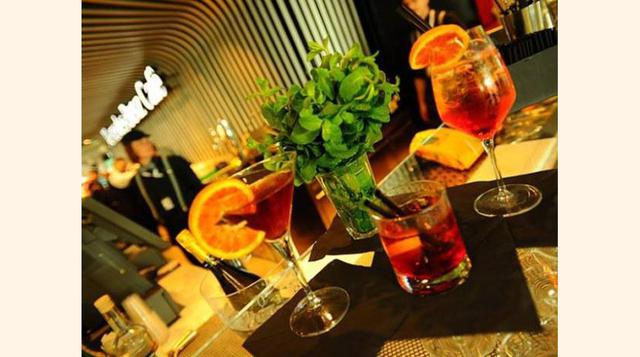 El interior del Café Mercedez-Benz está inspirado en los lujosos interiores de los vehículos de la marca. (Foto: Mega Ricos)