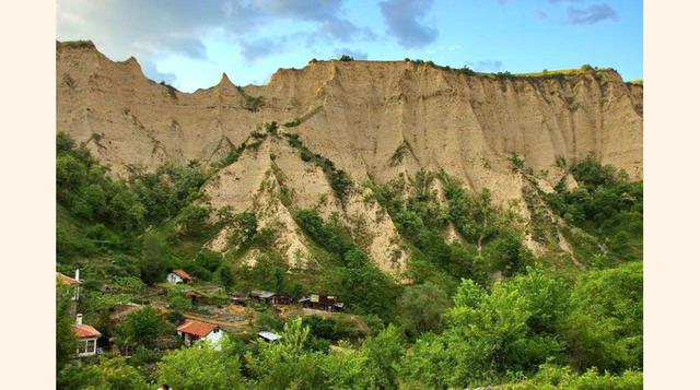 Melnik, Se trata de la ciudad más pequeña de Bulgaria con tan solo 208 habitantes. Ésta se ubica en las laderas del sur de las montañas de Pirin en un paraje increíble. La pequeña ciudad de Melnik es muy conocida por sus vinos y por albergar una reserva a
