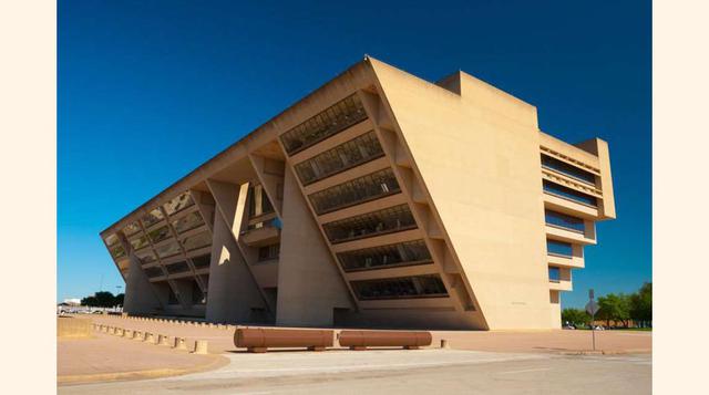Ayuntamiento de Dallas, EE UU. El diseño de pirámide invertida es el resultado de las necesidades de espacio. Áreas públicas y servicios a los ciudadanos requerían mucho menos espacio que las oficinas.