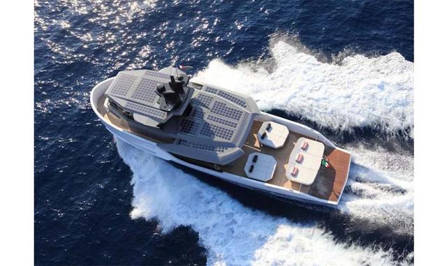 Los paneles solares de última generación adornan la mayor parte de la superestructura, dándole al yate una fisionomía única. Este 'techo solar' proporciona energía suficiente para alimentar la mayoría de sistemas y equipos a bordo, garantizando 