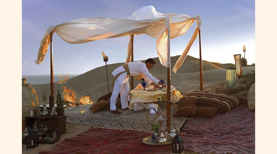 FOTO 1 | Una improvisada cena al atardecer en los campos de dunas del sur de Túnez, donde se han filmado no pocas escenas de películas como 'En busca del arca perdida' o 'El paciente inglés'.