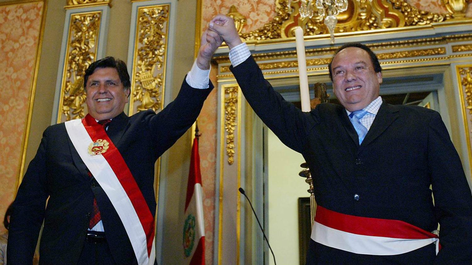 Luis Alva Castro en su juramentación como ministro del Interior durante el gobierno de Alan García. (Foto: USI)