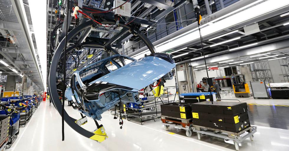 FOTO 4 | Pintura azul
Levantan la carcasa de un Taycan en la línea de producción. En lugar de una línea de ensamblaje tradicional que es más rígida en estructura y flujo, la producción de Taycan emplea una "línea flexible" que tiene un sistema de transporte sin conductor para mover los componentes del automóvil. Esta flexibilidad significa que los requisitos especiales y personalizados del cliente son más fáciles de implementar en automóviles individuales. Además, simplifica la arquitectura del nuevo edificio para que se pueda reconfigurar como sea necesario. Fotógrafo: Michaela Handrek-Rehle / Bloomberg