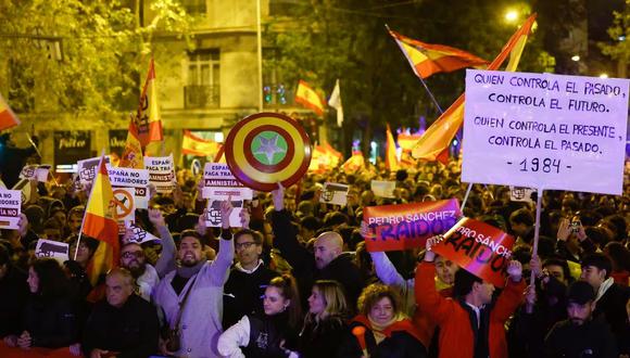 Imagen de los manifestantes concentrados contra la amnistía frente a la sede del PSOE en la calle Ferraz de Madrid, este jueves. (Foto: SAMUEL SÁNCHEZ)