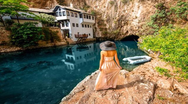 Los que visitan Blagaj, un pueblo de Bosnia y Herzegovina, a menudo se muestran impresionados por la vista majestuosa del Blagaj Tekke – un monasterio construido para los cultos de Derviche. Los turistas pueden disfrutar de sus interiores de madera o toma