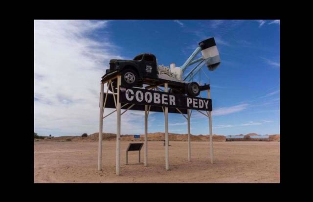 FOTO 14 | 14. Coober Pedy es una ciudad completamente subterránea. Más de 2.000 personas de 45 nacionalidades diferentes viven en estas casas trogloditas que se encuentran hasta 7 metros de profundidad del suelo. La ciudad, situada a 850 kilómetros de Adelaida tiene la peculiar característica de ser la región más rica en todo el mundo en ópalo, una piedra preciosa. Sin embargo, para protegerse del sol en verano (más de 50 grados centígrados) la gente tuvo la solución de vivir bajo tierra. Los mineros comenzaron a cavar la tierra para vivir en estas casas abandonadas. Además, en el subsuelo, encontramos supermercados, bares, una librería y dos iglesias.