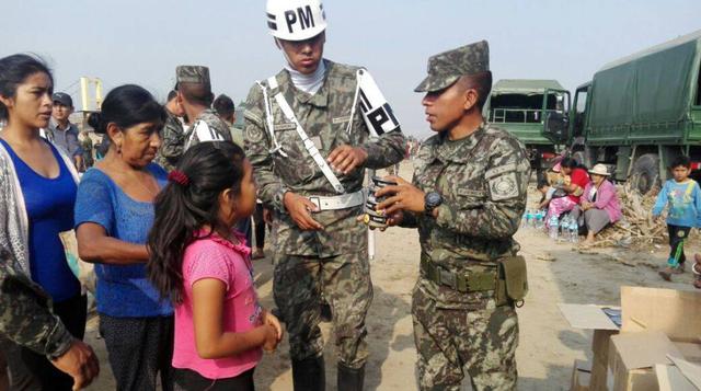 Los miembros del Ejército del Perú se encargan de llevar y distribuir alimentos a los damnificados.