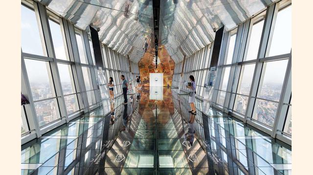 FOTO 1 | En la actualidad, el Centro Financiero Mundial de Shanghái es el séptimo edificio más alto del mundo. La plataforma de observación de 100 pisos está a 474 metros sobre tierra y tiene tres pasarelas de suelos de vidrio transparentes de donde es posible divisar Shanghái desde una perspectiva completamente diferente.