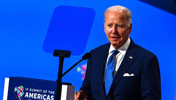 El presidente de los Estados Unidos, Joe Biden, se dirige a una sesión plenaria de la 9.ª Cumbre de las Américas en Los Ángeles, California. (Foto: CHANDAN KHANNA / AFP)