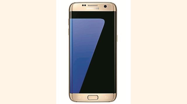 Una opción de regalo para las mamás modernas son los celulares. (Samsung Galaxy S7 edge en dorado L.24,995 Lady Lee)