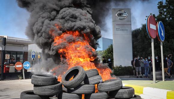 Manifestantes prenden fuego a llantas a las afueras de la planta de Nissan Motor en Barcelona, España, el jueves 28 de mayo del 2020. Foto: Angel Garcia/Bloomberg