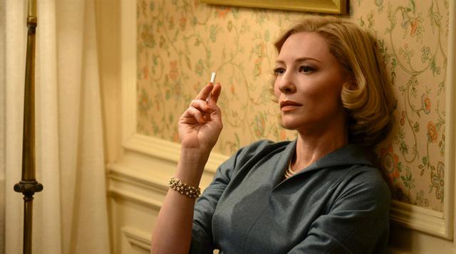 Carol (2015). Therese, una joven aspirante a fotógrafa, siente una atracción inmediata cuando conoce a Carol, una mujer atrapada en un matrimonio por conveniencia. En contra de las normas éticas que regían los años 50, su relación romántica con Carol se i