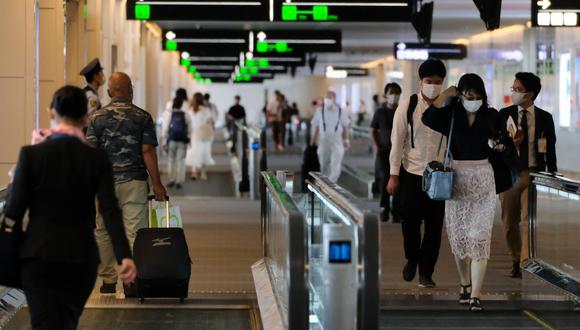 Los pasajeros se dirigen a sus respectivas puertas de salida en la terminal nacional del aeropuerto de Haneda de Tokio, el 25 de julio de 2020. (Kazuhiro NOGI / AFP / Referencial).