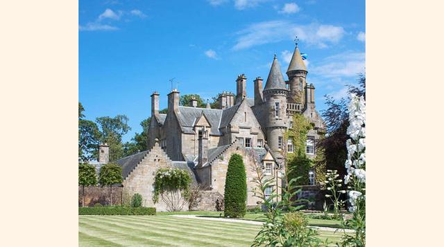 Castillo Carlowrie – Edimburgo, Escocia. Precio por noche en grupo: 3,194 euros. Precio por persona: 200 euros. (Foto: Forbes)