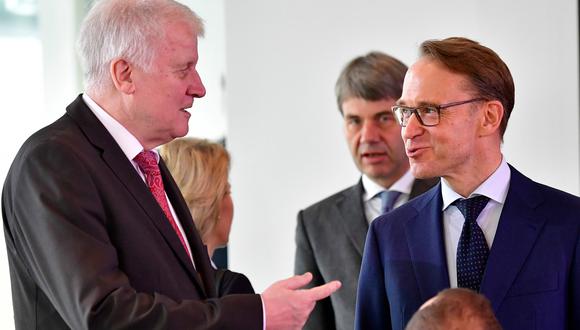 Jens Weidmann, presidente del Bundesbank (derecha), conversando con el ministro del Interior alemán, Horst Seehofer. (Foto: AFP)