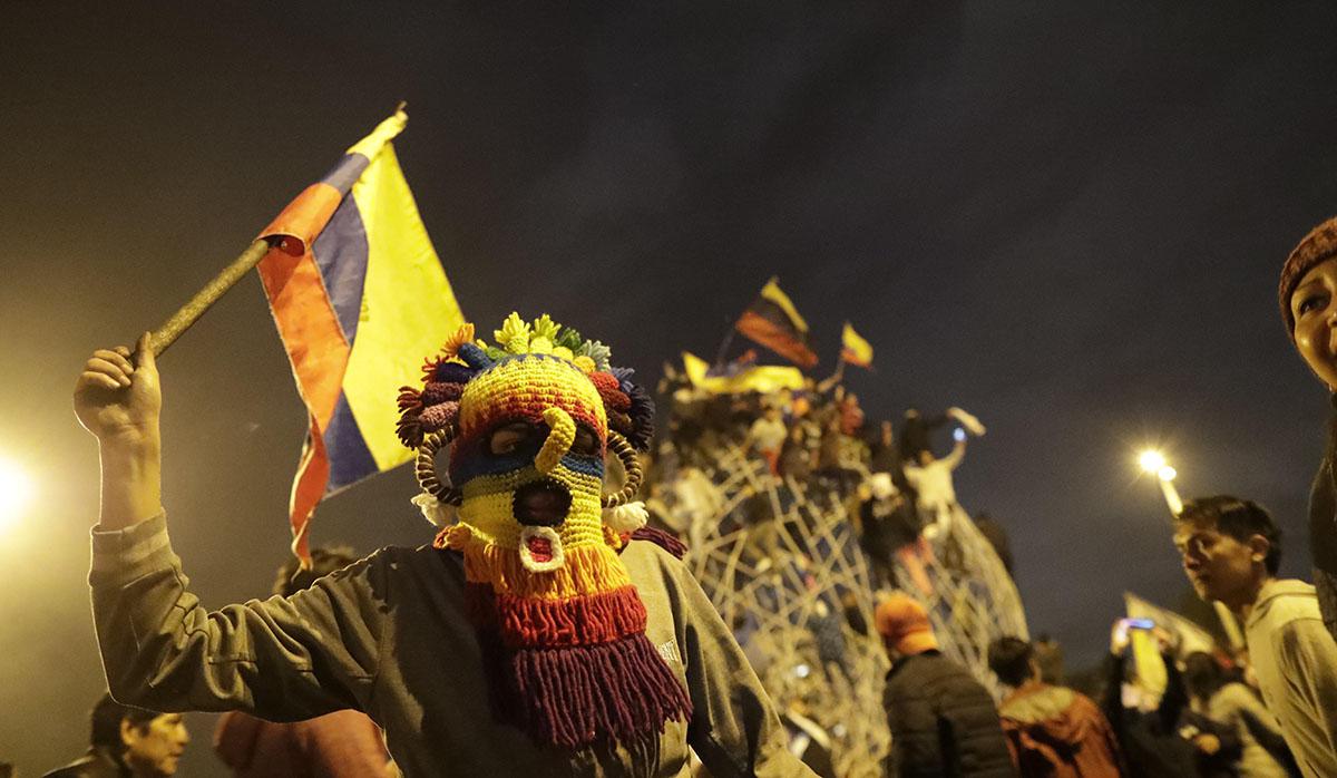 Manifestantes celebran el acuerdo logrado entre el Gobierno e indígenas. (Foto: EFE)