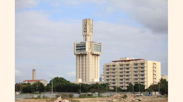 FOTO 16 | Embajada de Rusia en Havana, se terminó en 1987 y tiene el extraño formato de una jeringa. Quizá es la embajada más fea del mundo.