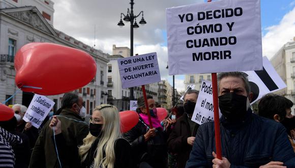 Un hombre sostiene un cartel que dice "Yo decido cuándo y cómo morir" durante una manifestación en apoyo de una ley que legaliza la eutanasia, en Madrid (España), el 18 de marzo de 2021  (JAVIER SORIANO / AFP).