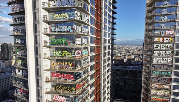 LOS ÁNGELES, CALIFORNIA - 2 DE FEBRERO: Una vista aérea de graffiti pintado con spray por grafiteros en al menos 27 pisos de un desarrollo de rascacielos inacabado ubicado en el centro el 2 de febrero de 2024 en Los Ángeles, California. La construcción del desarrollo inmobiliario de lujo Oceanwide Plaza, valorado en mil millones de dólares, se estancó en 2019 después de que un desarrollador con sede en China se quedara sin fondos y dejara el proyecto de tres torres sin completar. El proyecto está ubicado frente al Crypto.com Arena. (Foto de Mario Tama/Getty Images) Fotógrafo: Mario Tama/Getty Images North America