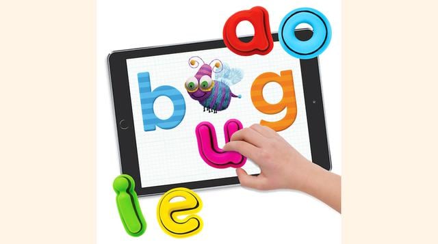Esta imagen proporcionada por Tiggly muestra el juego Tiggly Words. Tiggly pretende hacer del aprendizaje algo divertido al combinar letras y formas de juguetes con aplicaciones para tabletas iPads o Android. Cuesta US$30 por set y las edades varían. (Fot