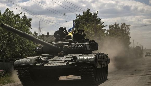 Tropas ucranianas avanzan hacia la línea del frente con un tanque de batalla principal (MBT) del ejército en la región oriental del Donbás, en Ucrania, el 7 de junio de 2022. (ARIS MESSINIS / AFP).